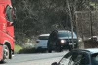 Vozač zaboravio da podigne ručnu kočnicu, "reno"  udario u vozilo EUFOR-a (VIDEO)