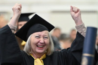 Prnjavorčanka u 65. godini završila Pravni fakultet (VIDEO)