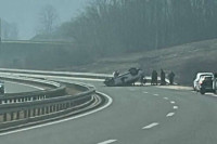 Saobraćajka na auto-putu 9. januar: "Mercedes" završio na krovu, povrijeđeni vozač i suvozač