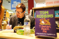 Preminuo američki pisac Tom Robins