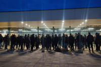 Navijači Olimpije stigli u Banjaluku: Pivo, pjesma i baklje u teniskom centru (VIDEO)