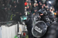 Haos u Ljubljani: Policija opkolila navijače Borca