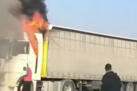 Zapalio se kamion na auto-putu