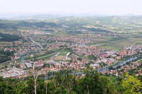 Muškarac pucao na supružnike i njihovog sina pa u šumi počinio samoubistvo