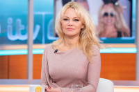 Bila je želja svih muškaraca, a sad živi u šumi: Glamur zamijenila farmom