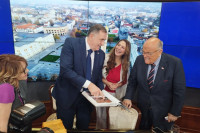 Dodik i Đulijani prelistavali albume