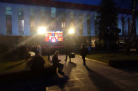 Građani na otvorenom prate prenos posebne sjednice Narodne skupštine (FOTO)