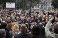 Sve više ljudi ispred Narodne skupštine, Dodik pozdravio okupljene (FOTO, VIDEO)