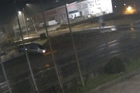 Automobil velikom brzinom sletio s ceste i udario u drvo (VIDEO)