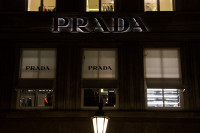 Prada želi da preuzme Versaće