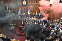 Haos u skupštini Srbije: Upaljene baklje, izbila tuča (VIDEO)