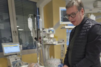 Vučić posjetio povrijeđenu poslanicu (FOTO)