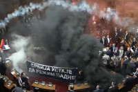 Šta pišu svjetski mediji o haosu u srpskom parlamentu?