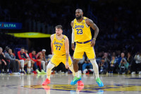 Luka Dončić vezao tri trojke i pomogao LeBronu Džejmsu da uđe u istoriju (VIDEO)