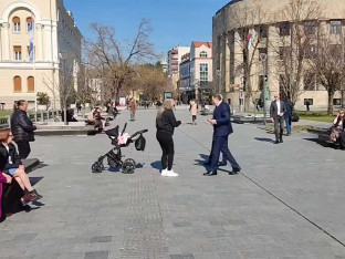 Dodik šetao Banjalukom i častio bebe (VIDEO)