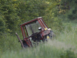 Traktor sletio s ceste: Jedna osoba poginula, a druga teško povrijeđena
