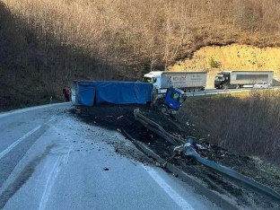 Prevrnuo se teretnjak na prevoju Rostovo, saobraćaj obustavljen