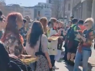 Skupština Novog Sada gađana jajima (VIDEO)