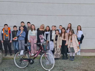 Nevjerojatno iznenađenje povodom 8. marta: Učenici i roditelji poklonili učiteljici bicikl