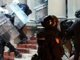 Sukob ispred RTS-a, povrijeđen žandarm (VIDEO)