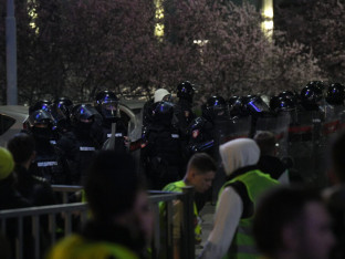 Objavljen snimak napada na policajca, traži se napadač