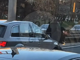 Blokirali autoput, pa se potukli (VIDEO)