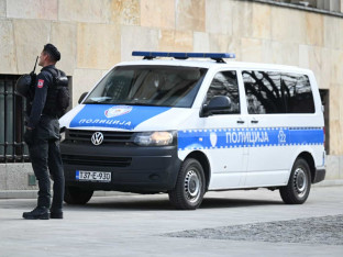 Policajci s drugim cijevima ponovo pred Palatom Srpske (VIDEO)