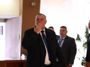 Višković uz poljubac pozdravio novinare u NSRS