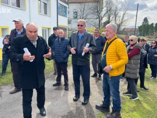 Haos kod Tuzle: Mještani optužuju župnika za kriminal, on tvrdi da su ga zarobili u crkvi
