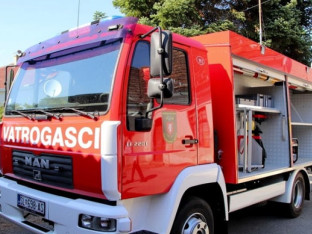Gorio stan u Banjaluci, požar gasilo devet vatrogasaca (FOTO)