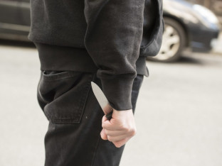 Ženu jurio nožem, njenog muža udario autom