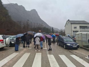 Mještani Jablanice blokirali put prema Blidinju: Ne mogu na posao, ni u školu