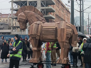 Šta vlastima poručuje trojanski konj koga su studenti dovezli na protest? (FOTO)
