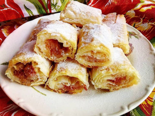 Recept dana: Rol pita sa jabukama i suvim grožđem