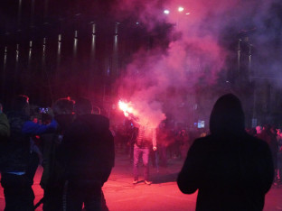 Građani Obrenovca zasuli zgradu opštine jajima (VIDEO)