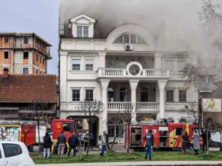Požar na kući u centru grada, vatrogasci na terenu