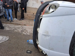 Haos u Kočanima: Građani demolirali kafić i prevrnuli automobil vlasnika diskoteke smrti (VIDEO)