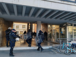 Tenzije u Novom Sadu: Sve više građana ispred Skupštine, policija čuva ulaz