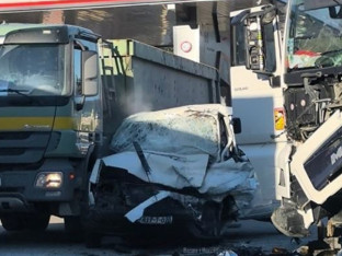 Poginule dvije osobe u sudaru automobila i kamiona