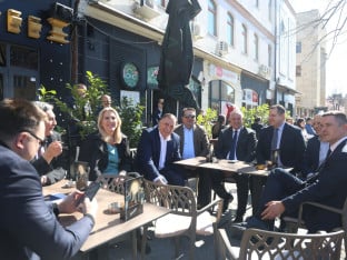 Predah u banjalučkom kafiću: Dodik i saradnici iskoristili sunčan dan