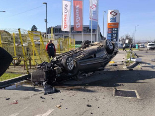 Težak udes na brzom putu, automobil završio na krovu