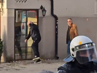 Nišlije jajima dočekale naprednjake (VIDEO)