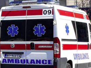 Dva automobila se zakucala u cisternu