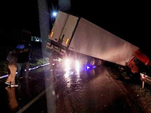 OPREZ: Kamion sletio sa puta, obustavljen saobraćaj