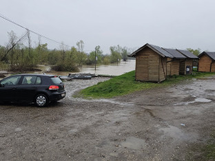 Sava i Bosna u Šamcu u porastu, voda se izlila na poljoprivredne površine