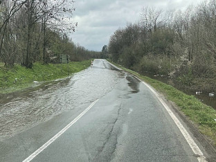 OPREZ:  Izlila se voda na putu kod Bijeljine