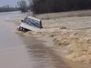 Automobil zaglavio u rijeci, ugroženo više naselja (VIDEO)