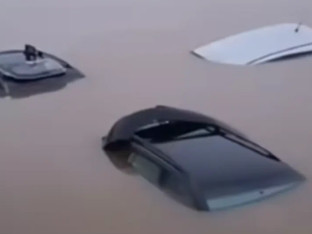 Katastrofa u Prijedoru: Auta plutaju dvorištima (VIDEO)