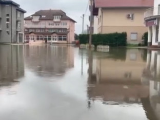 Ulice u Sanskom Mostu i dalje pod vodom: Kiša ponovo počela padati