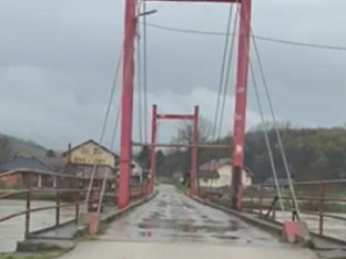 Strahuje se da će poplaviti most na Sani